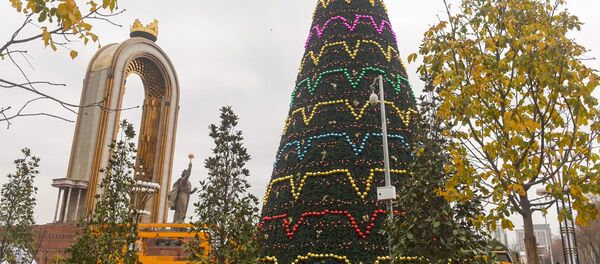 Новогодняя елка у памятника Исмоила Сомони - Sputnik Тоҷикистон