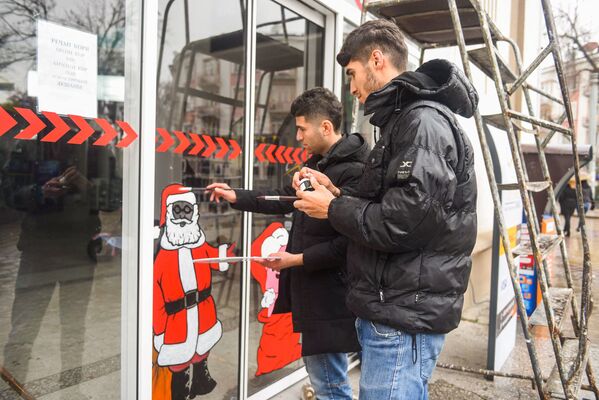 Молодые художники оформляют витрины магазина в Душанбе - Sputnik Таджикистан