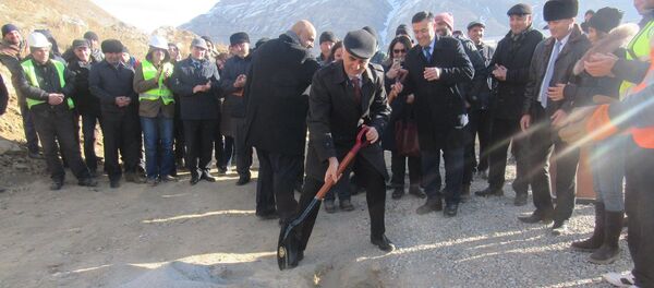 Ёдгор Файзов, раиси ВМКБ ҳангоми оғози татбиқи лоиҳа барои таъмини сокинони Хоруғ бо об - Sputnik Тоҷикистон