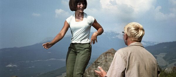 Наталья Варлей в роли Нины и Александр Демьяненко в роли Шурика в фильме Кавказская пленница Наталья Варлей в роли Нины и Александр Демьяненко в роли Шурика в фильме Кавказская пленница - Sputnik Тоҷикистон