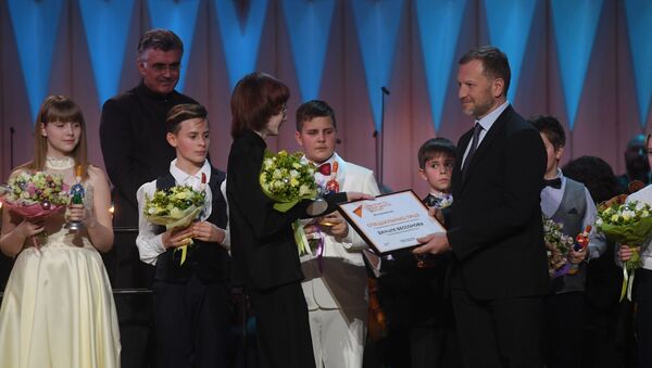 Международное информационное агентство и радио Sputnik наградило специальным призом 13-летнего скрипача Данилу Бессонова - Sputnik Таджикистан