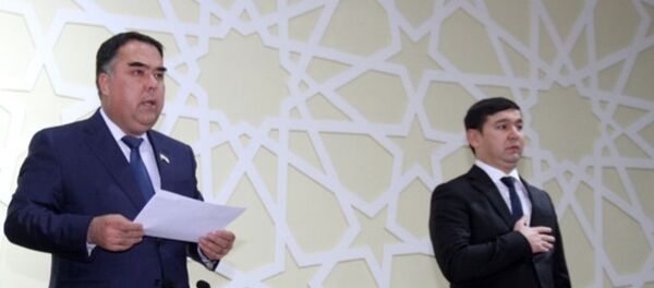 Раджаббой Ахмадзода представляет и.о. главы города Гулистон Фирдавс Шарифзода  - Sputnik Тоҷикистон