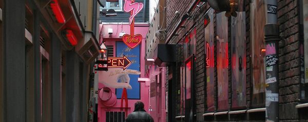 Вход в стриптиз бар, архивное фото Вход в стриптиз бар, архивное фото - Sputnik Тоҷикистон