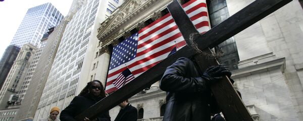 Крест у здания Нью-Йоркской фондовой биржи - Sputnik Таджикистан