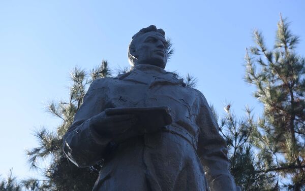Памятник летчику-испытателю В.П. Чкалову в Душанбе - Sputnik Таджикистан