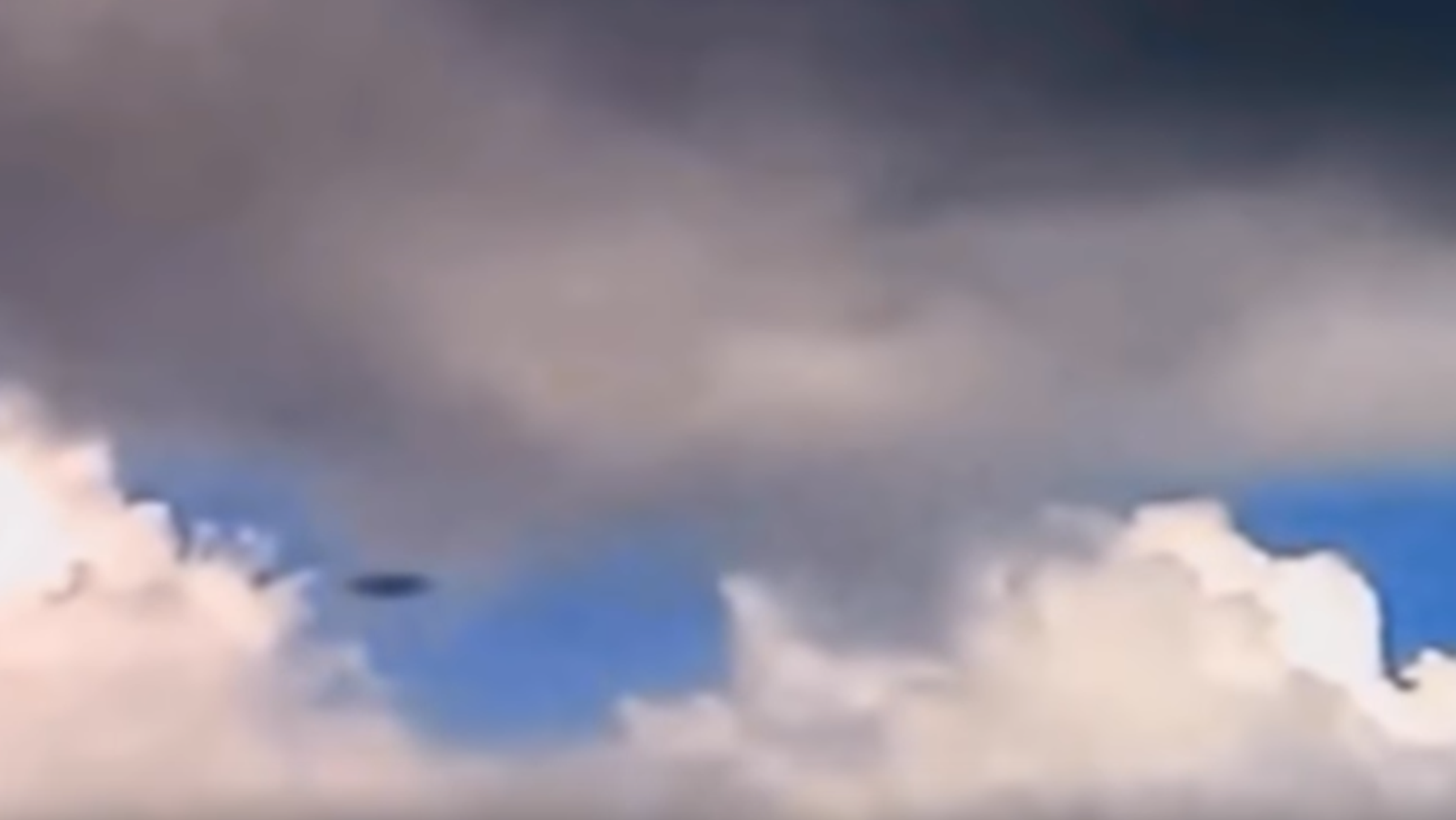 нло сша 2021. небо 25. в небе над центром шарлотты. сигарообразный самолет. в небе над центром шарлотты.