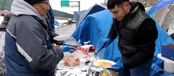 Студенты из Таджикистана организуют бесплатную раздачу еды нищим в Америке - Sputnik Таджикистан