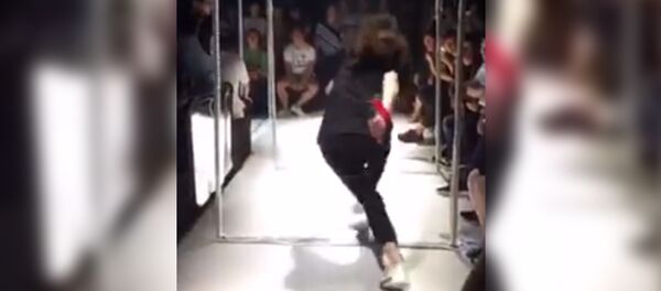 Манекенщик не растерялся после падения на подиуме - Sputnik Таджикистан