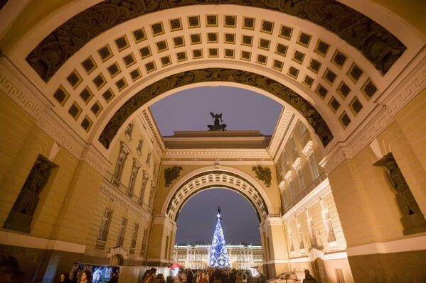 Главная новогодняя елка на Дворцовой площади в Санкт-Петербурге - Sputnik Таджикистан