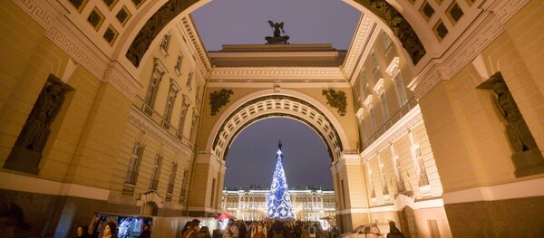 Главная новогодняя елка на Дворцовой площади в Санкт-Петербурге Главная новогодняя елка на Дворцовой площади в Санкт-Петербурге - Sputnik Таджикистан