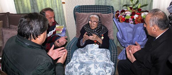 Министр культуры поздравил заслуженную артистку Таджикистана Мушаррафа Косимова со 101-летием Министр культуры поздравил заслуженную артистку Таджикистана Мушаррафа Косимова со 101-летием - Sputnik Тоҷикистон