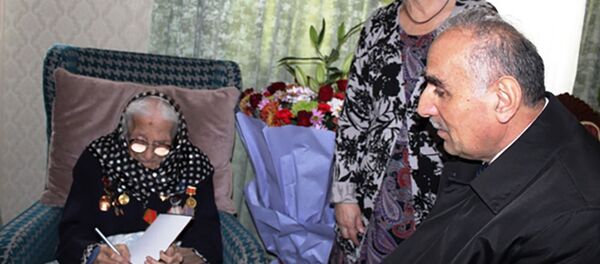 Министр культуры поздравил заслуженную артистку Таджикистана Мушаррафа Косимова со 101-летием - Sputnik Тоҷикистон