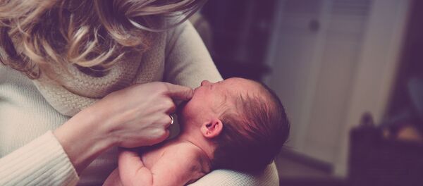 Младенец на руках у матери - Sputnik Таджикистан