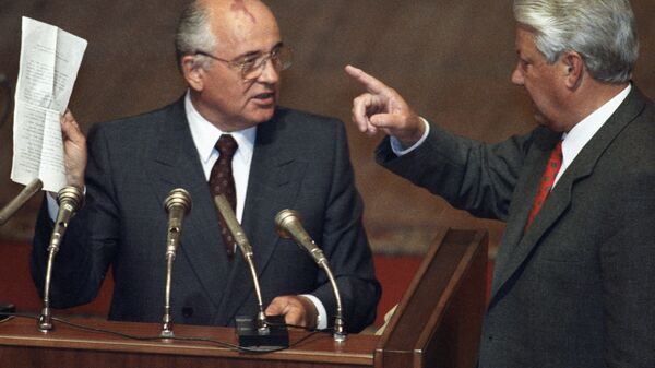 Президент СССР Михаил Горбачев (слева) и Президент РФ Борис Ельцин (справа)  - Sputnik Тоҷикистон