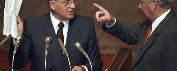 Президент СССР Михаил Горбачев (слева) и президент РФ Борис Ельцин (справа)  - Sputnik Таджикистан