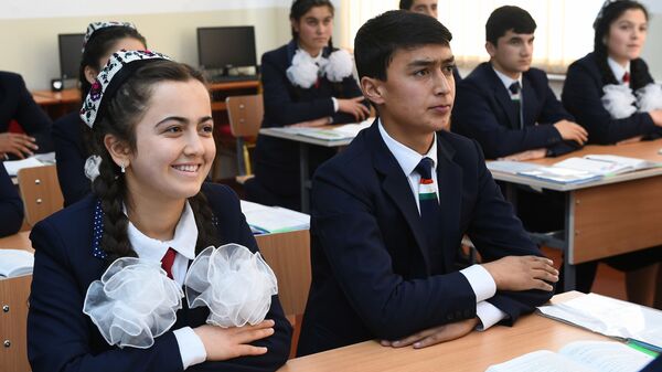 Школьники в новой школе района Рудаки - Sputnik Таджикистан