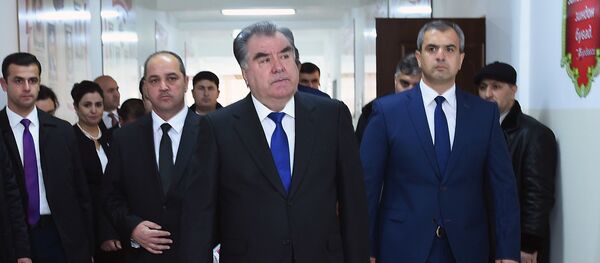 Эмомалӣ Раҳмон, раисиҷумҳури Тоҷикистон дар мактаби рақами 7-и ноҳияи Рӯдакӣ, ки аз ҷониби Нуршед Машрабов бунёд шуд - Sputnik Тоҷикистон