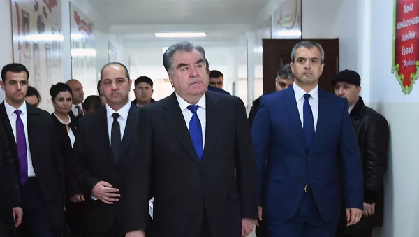Эмомалӣ Раҳмон, раисиҷумҳури Тоҷикистон дар мактаби рақами 7-и ноҳияи Рӯдакӣ, ки аз ҷониби Нуршед Машрабов бунёд шуд - Sputnik Тоҷикистон