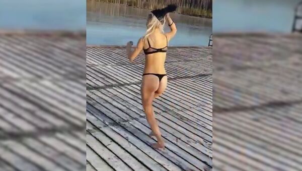 Девушка решила искупаться в озере, но ее прыжок прервал первый лед - Sputnik Таджикистан