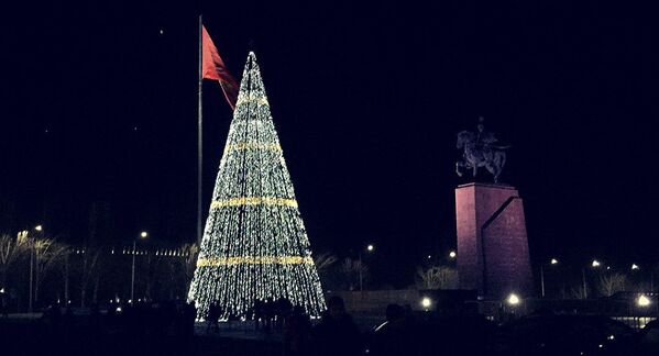 Новогодняя елка в Бишкеке - Sputnik Тоҷикистон