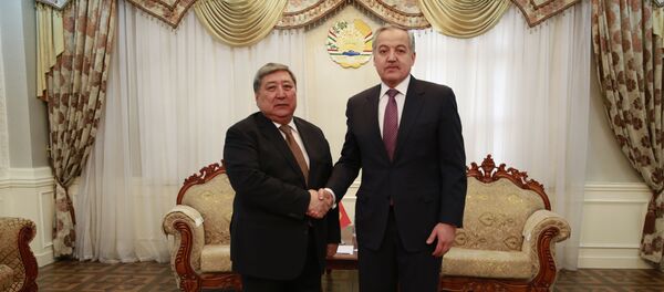 Сироҷиддин Муҳриддин ва Сафири Қирғизистонро дар Тоҷикистон Рустенбеков Жаниш  - Sputnik Тоҷикистон