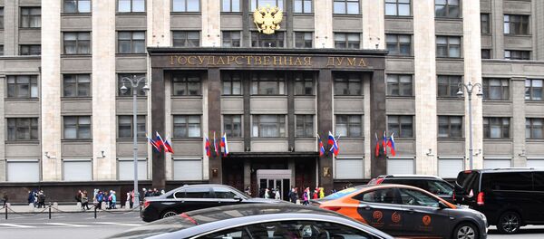Перед зданием Государственной думы РФ  - Sputnik Таджикистан