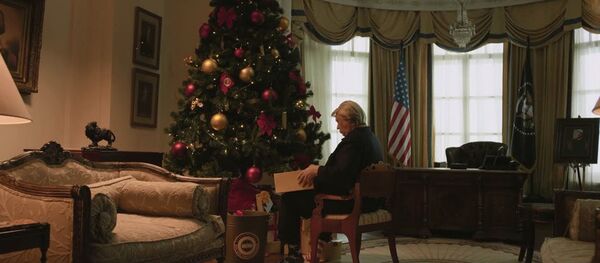 Новогоднее вмешательство в Белом доме: что RT подарил Трампу на Рождество Новогоднее вмешательство в Белом доме: что RT подарил Трампу на Рождество - Sputnik Таджикистан