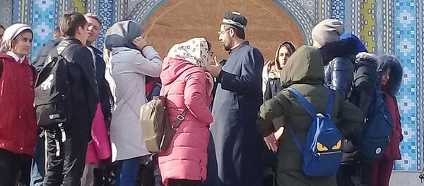 Экскурсия школьников из Хорога в центральной мечети города Душанбе - Sputnik Тоҷикистон