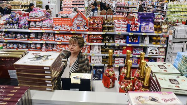 Продажа наборов с шоколадными конфетами в гипермаркете Ашан - Sputnik Тоҷикистон