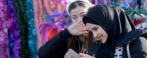 Посетители на Новогодней ярмарке - Sputnik Таджикистан