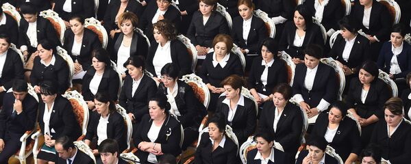 Женщины слушают президента Таджикистана Эмомали Рахмона в обращении к Парламенту Женщины слушают президента Таджикистана Эмомали Рахмона в обращении к Парламенту - Sputnik Таджикистан