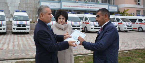 Насим Олимзода, вазири тандурустӣ ба навоҳии дурдаст мошинҳои 30 ҳазор долларии ёрии тиббӣ дод - Sputnik Тоҷикистон