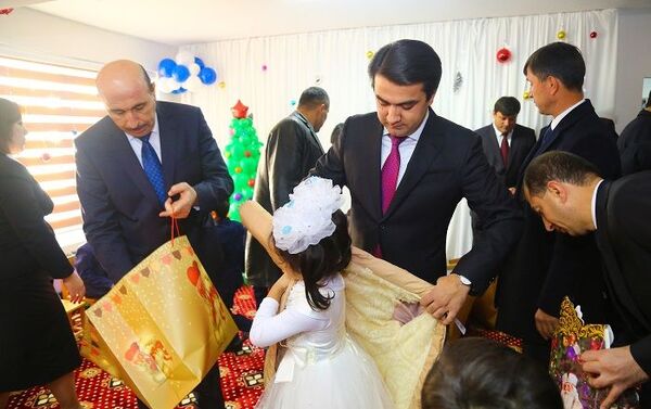 Рустам Эмомалӣ ба ятимон зиёфат ва ҳадя дод Рустам Эмомалӣ ба ятимон зиёфат ва ҳадя дод - Sputnik Тоҷикистон