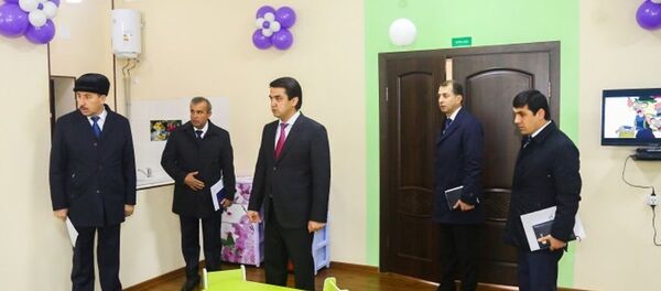 Рустами Эмомалӣ, раиси Душанбе ҳангоми ифтитоҳи кӯдакистони нав дар Душанбе - Sputnik Тоҷикистон