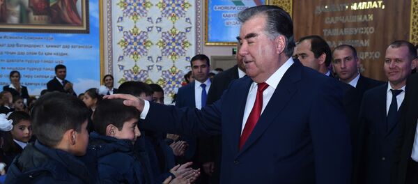 Рахмон в школе-интернате №1 для детей-сирот в городе Душанбе - Sputnik Тоҷикистон