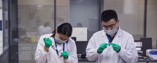 Сотрудники лаборатории в Нанкине, архивное фото Сотрудники лаборатории в Нанкине, архивное фото - Sputnik Таджикистан