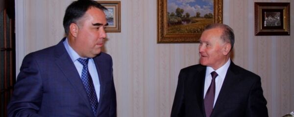 Раҷаббой Аҳмадзода ба аёдати Оқил Оқилов рафт - Sputnik Тоҷикистон