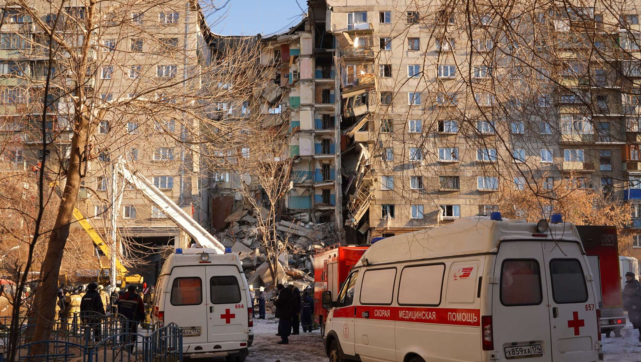 В Магнитогорске в результате взрыва обрушился подъезд жилого дома - видео -  31.12.2018, Sputnik Таджикистан