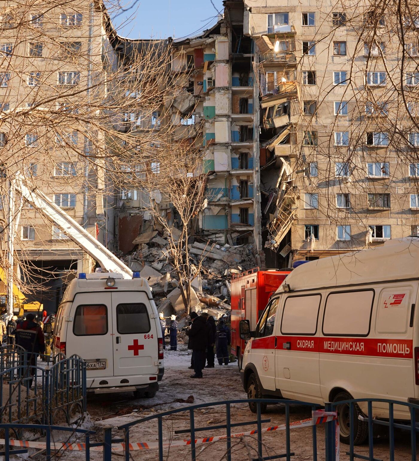 В Магнитогорске в результате взрыва обрушился подъезд жилого дома - видео -  31.12.2018, Sputnik Таджикистан