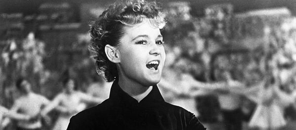 Актриса Людмила Гурченко в роли Леночки Крыловой в художественном фильме Карнавальная ночь Актриса Людмила Гурченко в роли Леночки Крыловой в художественном фильме Карнавальная ночь - Sputnik Таджикистан