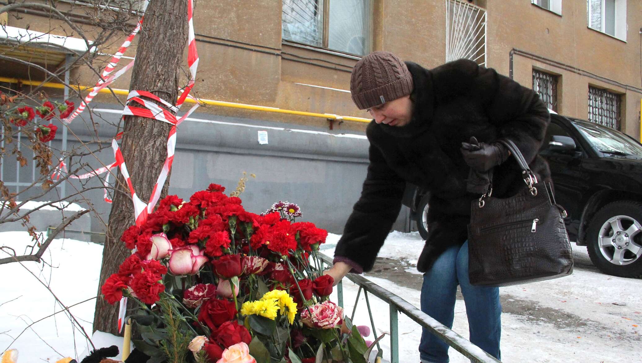 Завтра в магнитогорске. Трагедия в Магнитогорске. Магнитогорск траур 31 декабря. Цветы в память о погибших Магнитогорск. Траур в Магнитогорске.