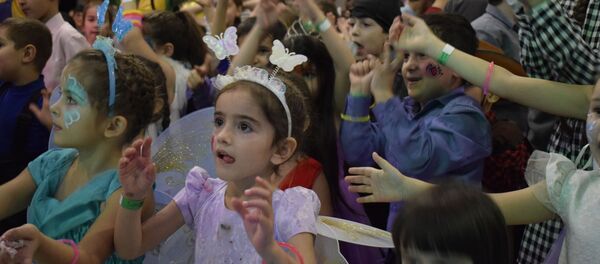 После часа хороводов, мастер-классов и активных игр, дети, в отличие от взрослых, ничуть не устав, перешли к следующей части - театрализованному шоу, где главными участниками и персонажами были герои популярных мультиков, фильмов и компьютерных игр - Sputnik Тоҷикистон