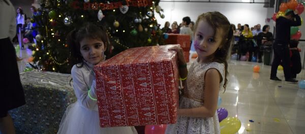 А две девочки, решив что есть вещи поинтересней театрального представления, решили проверить на прочность бутафорские подарки у елки. Но все таки лучшим подарком для ребят стала сама атмосфера праздника, созданная НУР, а для родителей - веселье и радость на лицах сыновей и дочек  - Sputnik Таджикистан