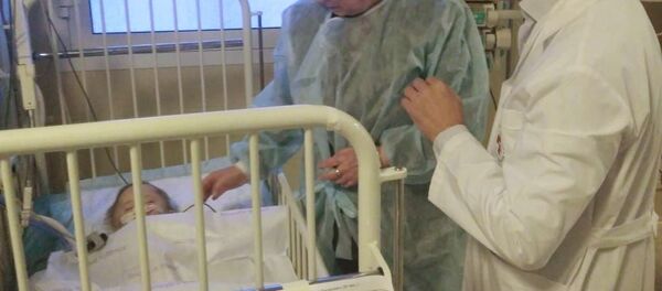 Спасатели извлекли живого ребенка из-под обломков дома в Магнитогорске Спасатели извлекли живого ребенка из-под обломков дома в Магнитогорске - Sputnik Таджикистан