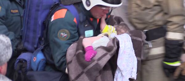 Спасатели извлекли живого ребенка из-под обломков дома в Магнитогорске, архивное фото - Sputnik Таджикистан