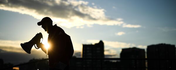 Мужчина с мегафоном, архивное фото Мужчина с мегафоном, архивное фото - Sputnik Таджикистан