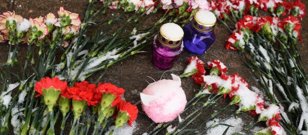 Цветы в память о погибших в Магнитогорске, архивное фото - Sputnik Таджикистан