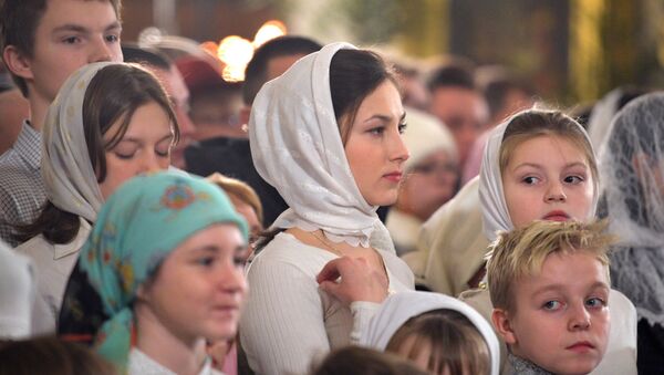 Прихожане во время Рождественского богослужения в Спасо-Преображенском соборе всей гвардии в Санкт-Петербурге - Sputnik Таджикистан