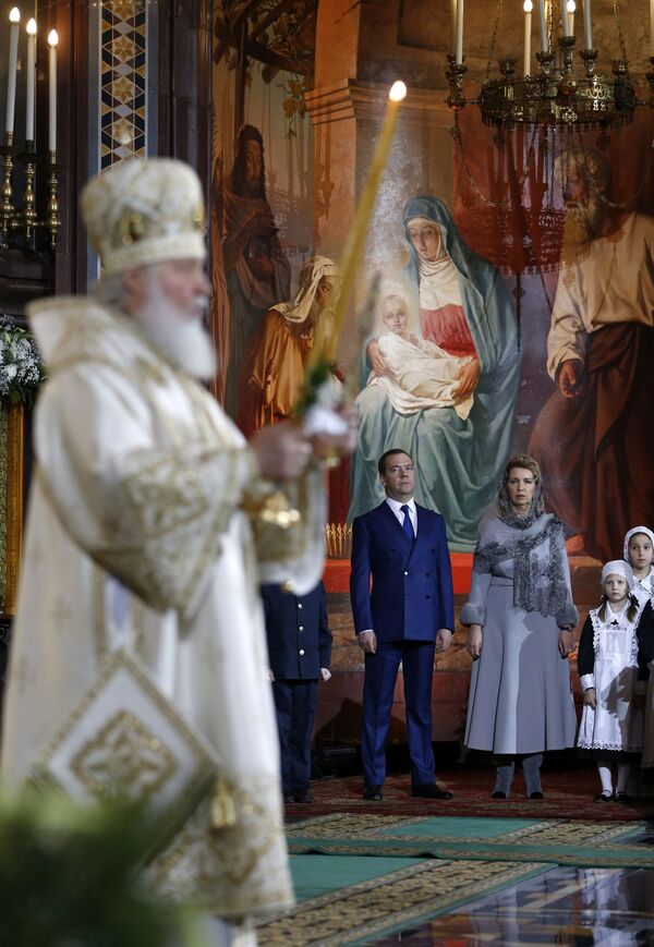 Председатель правительства РФ Дмитрий Медведев с супругой Светланой во время Рождественского богослужения в храме Христа Спасителя в Москве - Sputnik Таджикистан