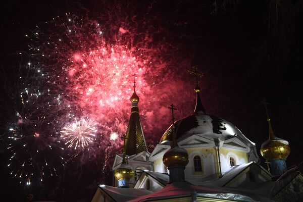 Фейерверк над храмом Вознесения Христова в канун православного Рождества в Новосибирске - Sputnik Таджикистан